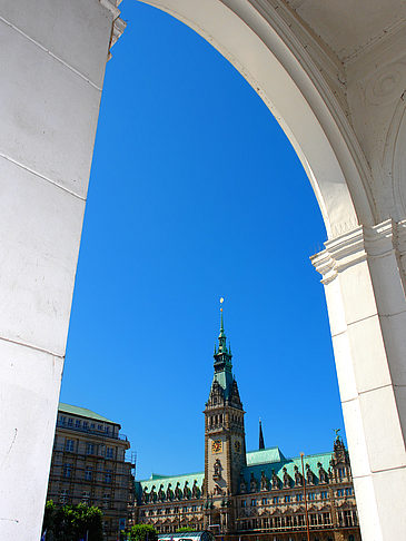 Blick durch die Bögen der Alster Arkaden auf das Rathaus Foto 