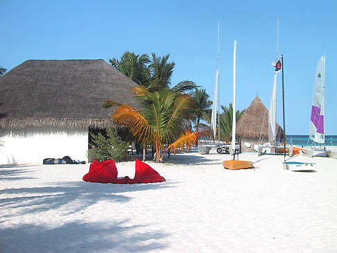 Der weiße Sandstrand der Malediven