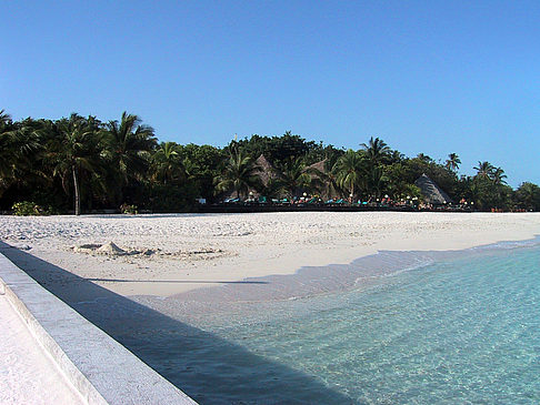 Der weiße Sandstrand der Malediven