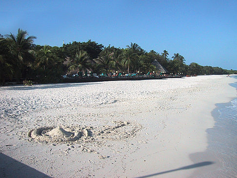 Der weiße Sandstrand der Malediven