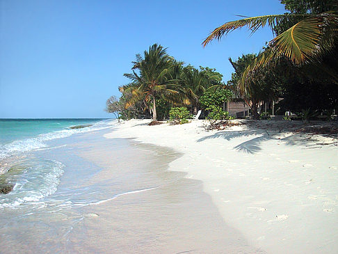 Der weiße Sandstrand der Malediven